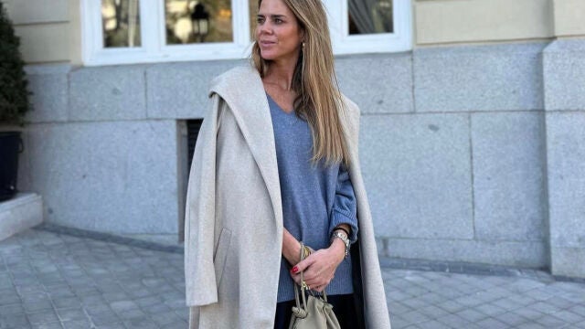 Amelia Bono con falda de rebajas de Zara.