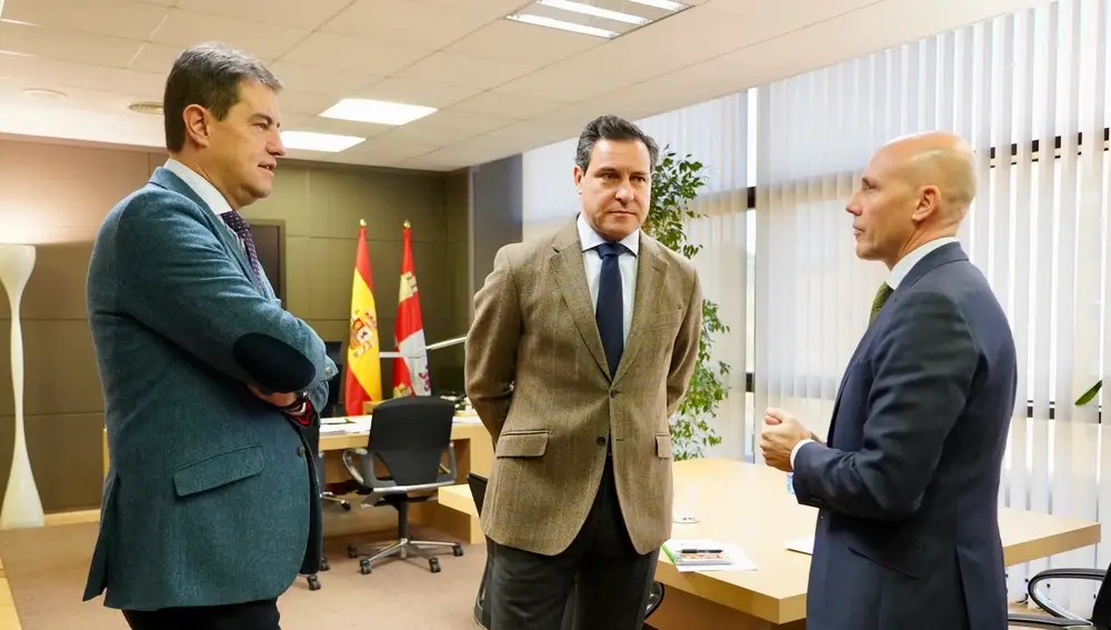 El portavoz del Grupo Popular de las Cortes de Castilla y León, Raúl de la Hoz, y el viceportavoz Ángel Ibáñez, se reúnen con el portavoz del Grupo Vox, Carlos Menéndez