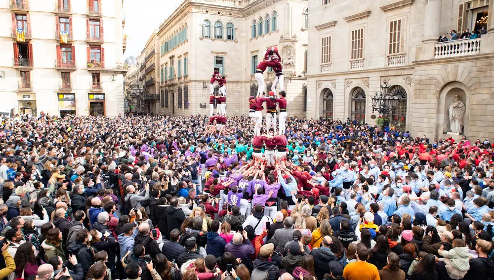 Actuación castellera en la plaza de Sant Jaume de Barcelona por las Fiestas de Santa Eulàlia. Archivo.ICUB (Foto de ARCHIVO)13/02/2022
