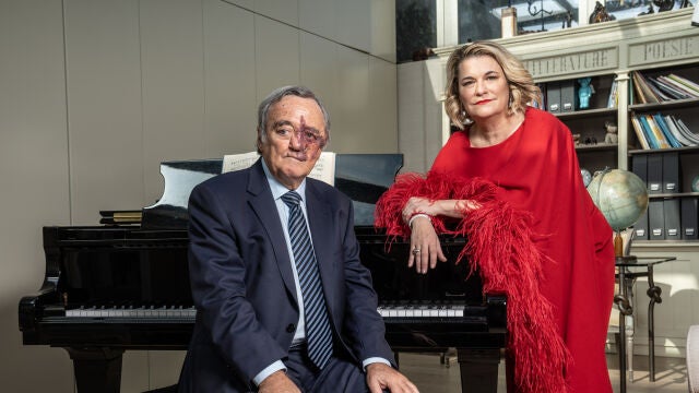 El investigador Mariano Barbacid, referente internacional en el estudio del cáncer de páncreas, y Cristina Domínguez, soprano y paciente de cáncer, posan en un piano de cola en casa de la artista.