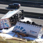 Accidente de dos camiones en la autovía A6 a su paso por la localidad de Almázcara (León)