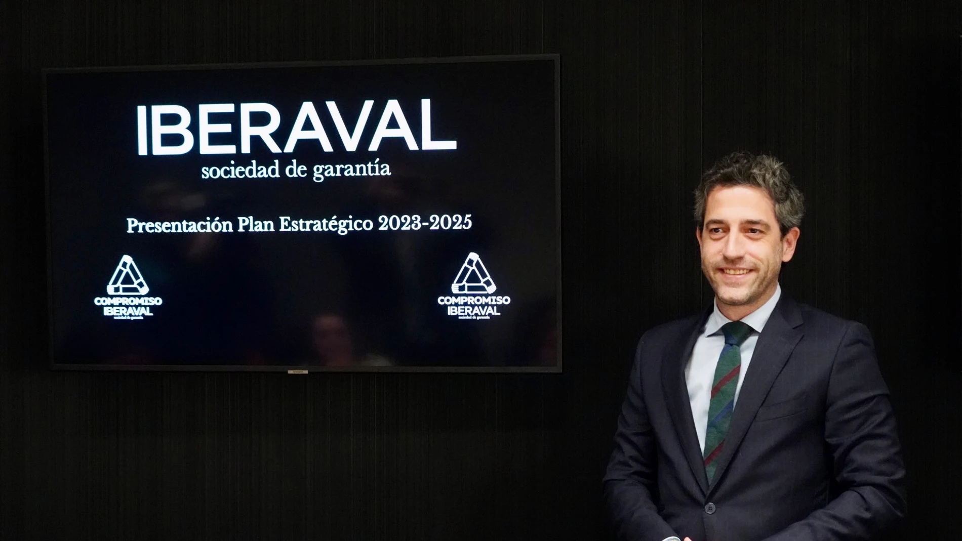 El presidente de Iberaval, César Pontvianne de la Maza, informa en rueda de prensa acerca del nuevo Plan Estratégico 2023-2025 de la sociedad de garantía, y detalla los resultados más relevantes del finalizado en 2022