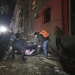 Policías ucranianos hallan un cadáver entre los escombros de un edificio en Kramatorsk