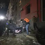 Policías ucranianos hallan un cadáver entre los escombros de un edificio en Kramatorsk