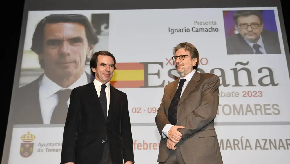 El periodista Ignacio Camacho acompañó en su discurso al ex presidente