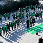 La Asociación Española Contra el Cáncer Valencia realiza un lazo humano, con motivo del Día Mundial Contra el Cáncer, y un llamamiento para la movilización social frente al cáncer