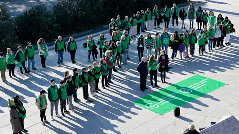 La Asociación Española Contra el Cáncer Valencia realiza un lazo humano, con motivo del Día Mundial Contra el Cáncer, y un llamamiento para la movilización social frente al cáncer