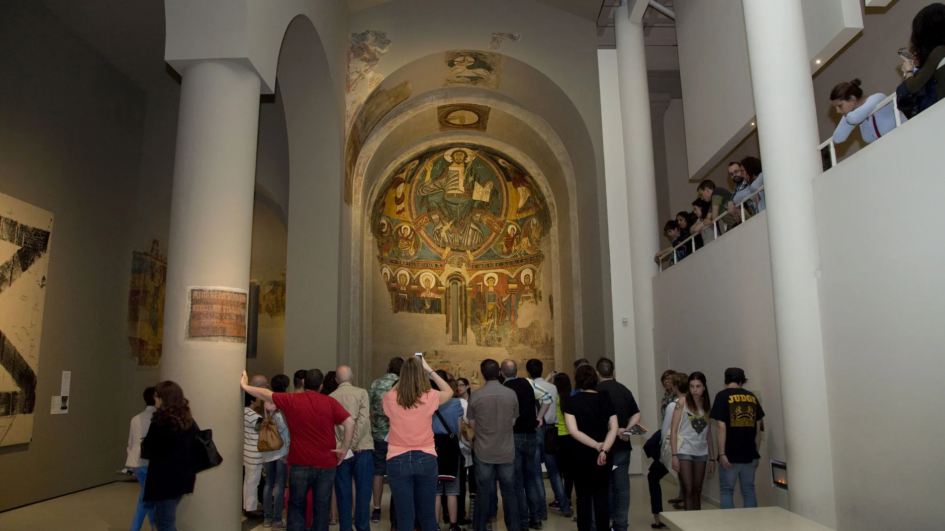 Un grupo de visitantes en las salas donde se encuentran las pinturas de Taüll