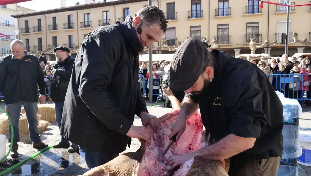 Despiece del cerdo en la fiesta de Las Candelas de Palencia