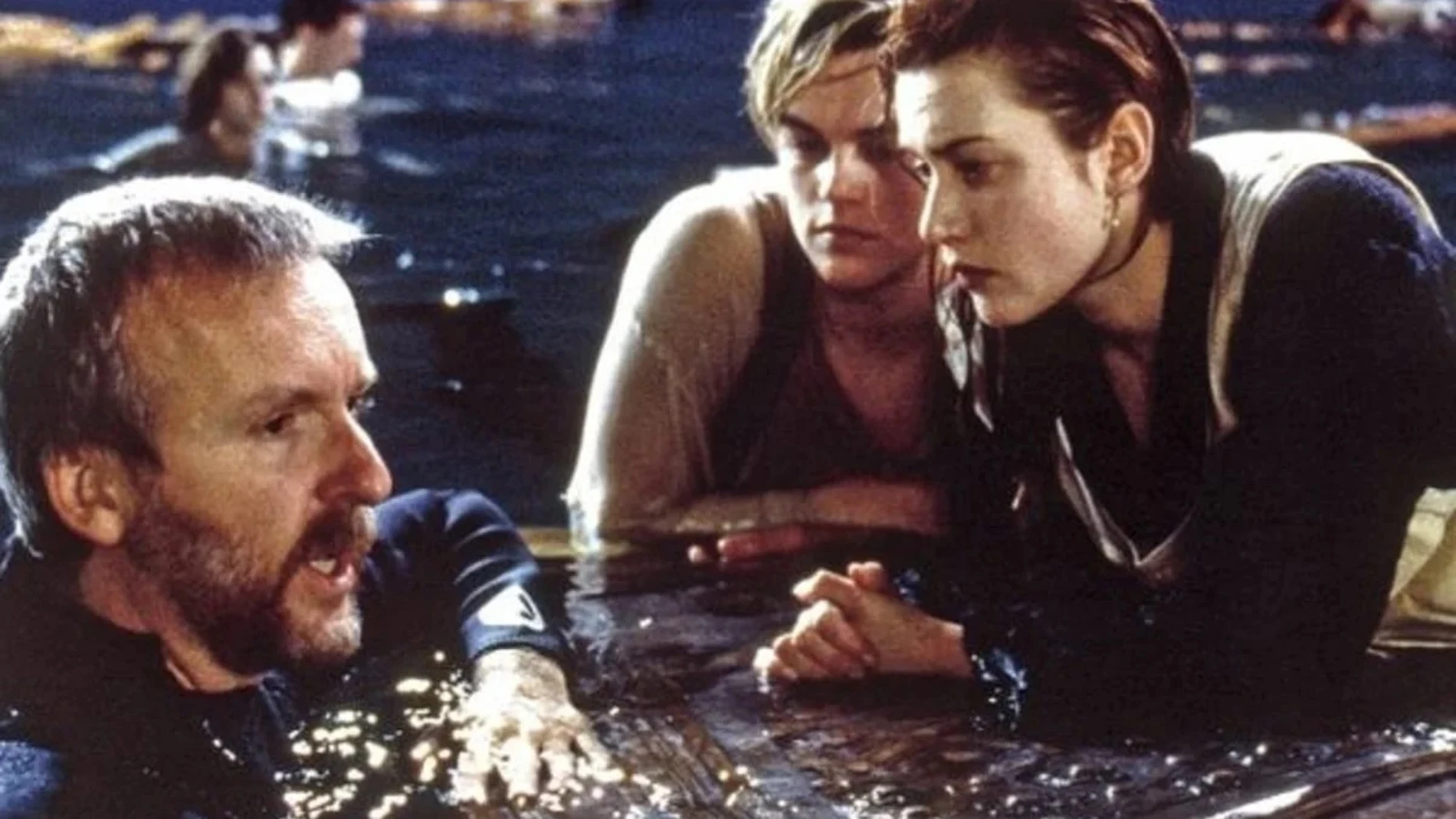James Cameron en el rodaje de "Titanic", junto a Leonardo DiCaprio y Kate Winslet