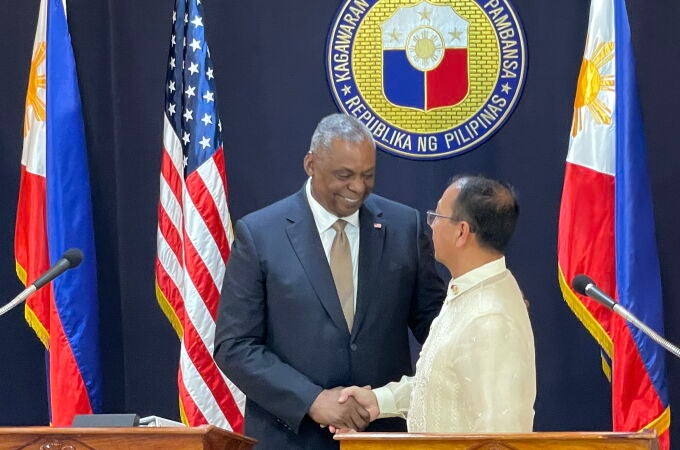El secretario de Defensa de EE UU, Lloyd Austin, saluda a su homólogo filipino, Carlito Galvez, en su encuentro en Manila