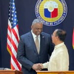 El secretario de Defensa de EE UU, Lloyd Austin, saluda a su homólogo filipino, Carlito Galvez, en su encuentro en Manila