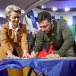 El presidente ucraniano, Volodimir Zelenski, junto a la presidenta de la Comisión Europea, Ursula Von der Leyen, el pasado febrero