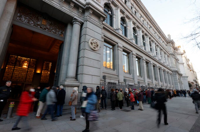 Numerosas personas hace colas ante el Banco de España para comprar deuda pública 