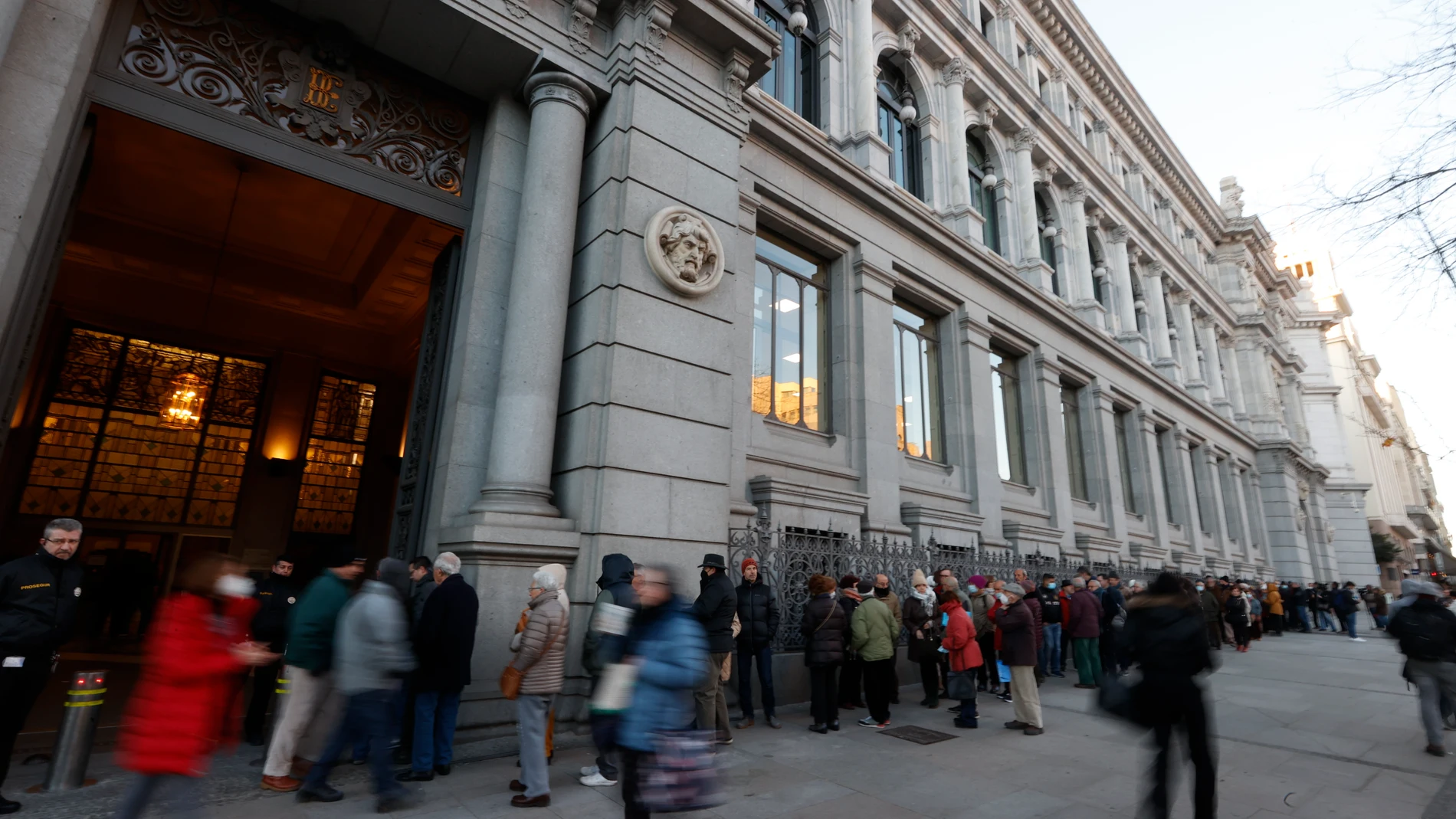 Numerosas personas hace colas ante el Banco de España para comprar deuda pública española, este viernes en Madrid