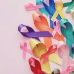 Varios lazos que simbolizan la lucha contra los diferentes tipos de cáncer