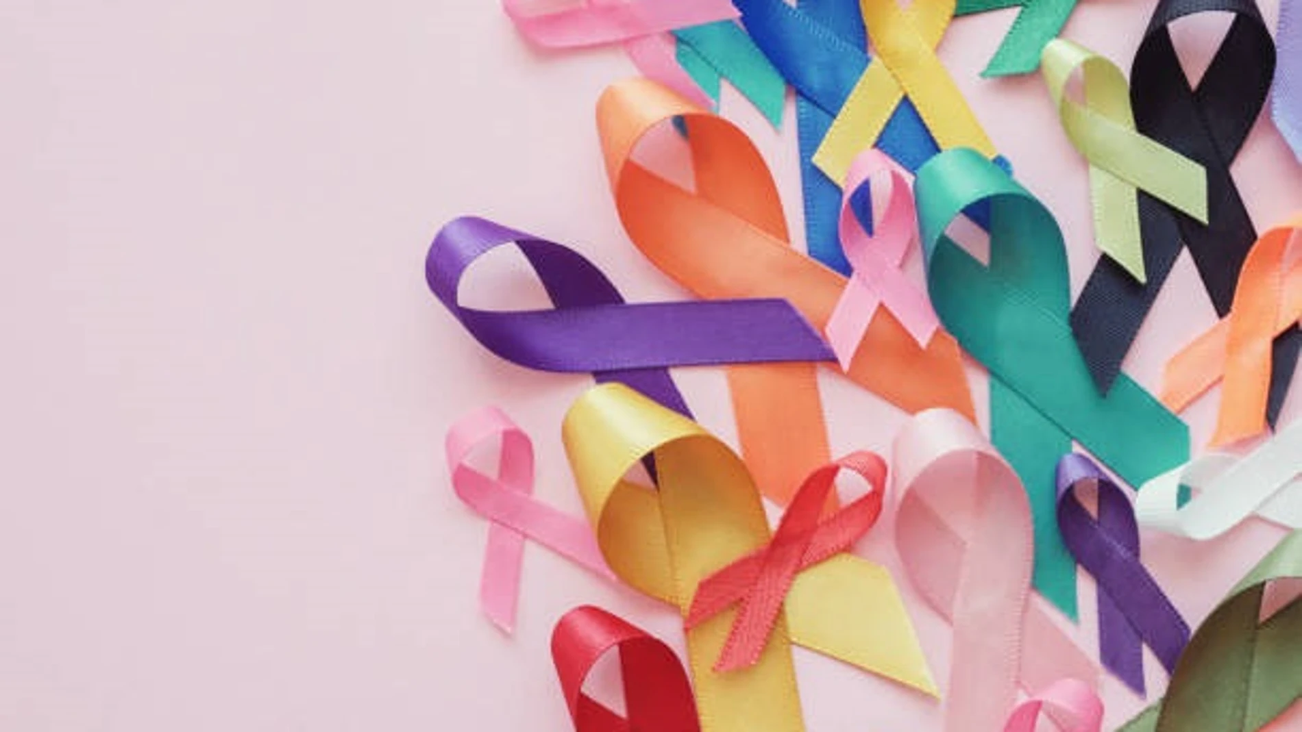 Varios lazos que simbolizan la lucha contra los diferentes tipos de cáncer