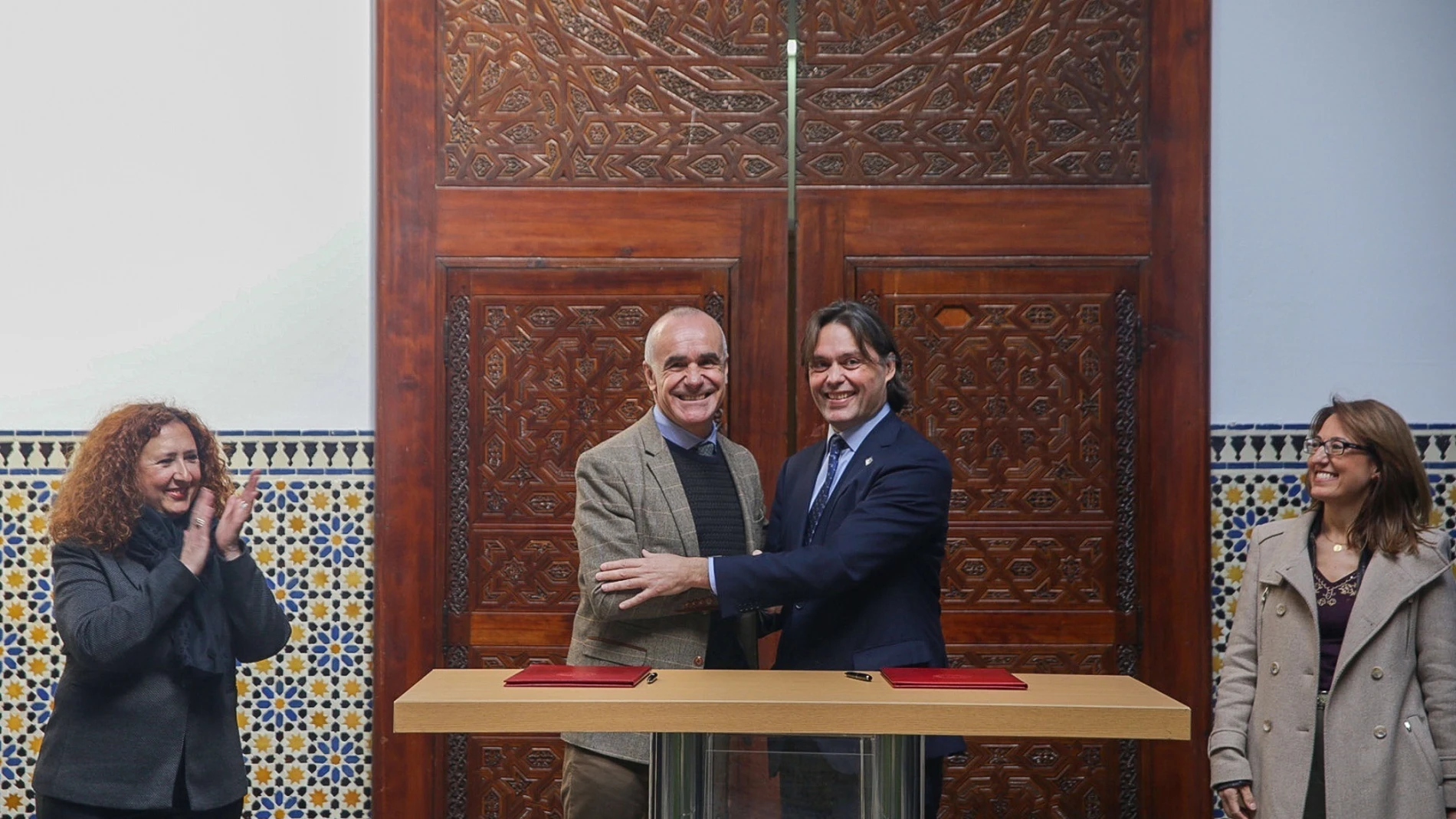 El alcalde de Sevilla y el rector de la UPO, en la firma del acuerdo