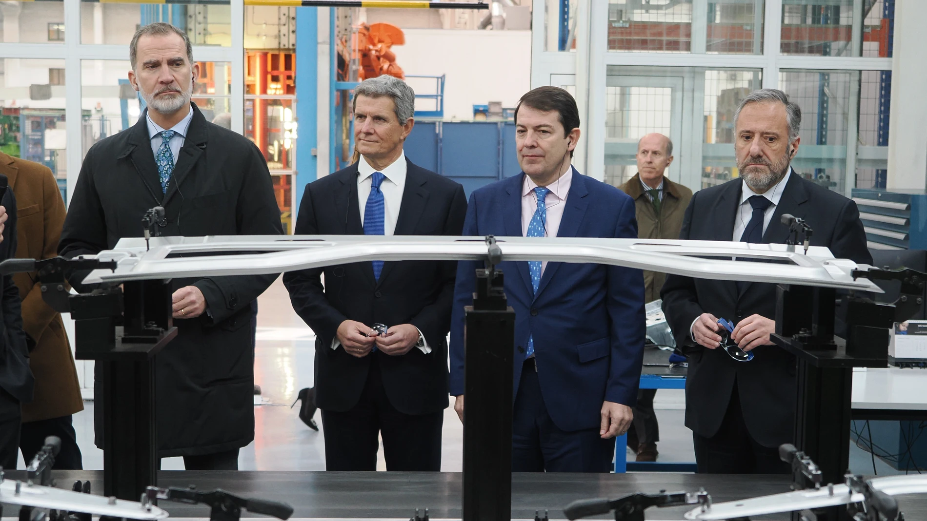 (I-D) El Rey Felipe VI; el presidente de Gestamp, Francisco Riberas; el presidente de Castilla y León, Alfonso Fernández Mañueco, y el presidente de las Cortes de Castilla y León, Carlos Pollán, durante una visita a la planta productiva de Gestamp por el 25º aniversario de la compañía, a 3 de febrero de 2023, en Dueñas, Palencia, Castilla y León (España). Gestamp tiene presencia en 24 países y se dedica al diseño, desarrollo y fabricación de componentes metálicos para automóviles. La compañía se ha convertido en sus 25 años de historia en un proveedor global de perfil tecnológico que se caracteriza por la proximidad a sus clientes, la continua innovación y una destacada internacionalización.03 FEBRERO 2023;DUEÑAS;PALENCIA;CASTILLA Y LEÓN;GESTAMP;25 ANIVERSARIOPhotogenic/Claudia Alba / Europa Press03/02/2023