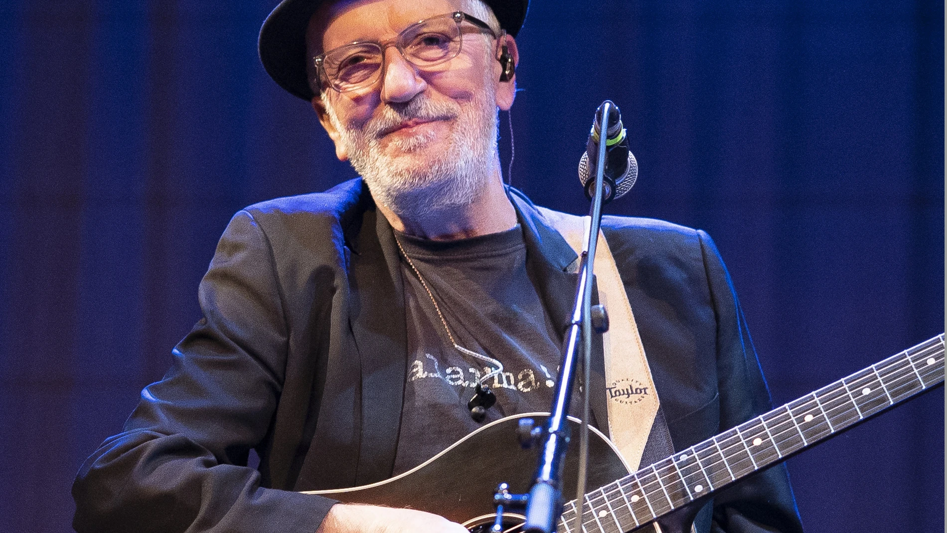 El cantante Pancho Varona durante una actuación en el Teatro Muñoz Seca, en Madrid.
