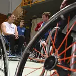 El presidente del Gobierno, Pedro Sánchez, ha jugado un partido de baloncesto en silla de ruedas para defender la reforma del artículo 49 de la Constitución