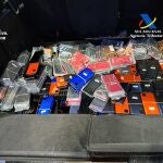Los teléfonos estaban ocultos bajo la rueda de repuesto del vehículo