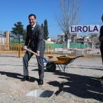 El presidente de la Junta de Andalucía, Juanma Moreno, durante la colocación de la primera piedra de un instituto