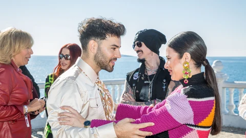 Los cantantes Agoney y Blanca Paloma tras el sorteo en el que se ha descubierto el orden de las actuaciones de los finalistas del Benidorm Fest