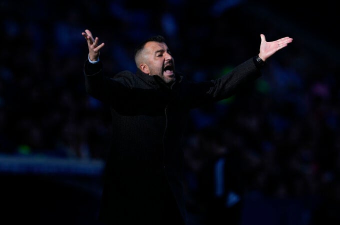 El entrenador del Espanyol Diego Martínez reacciona durante el partido de primera división de LaLiga que enfrentó al Espanyol y el Osasuna