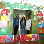 Los profesores Beatriz Carrero (I), Paco López, e Isabel Nuñez (D), responsables del proyecto 'Senderos' del CRA La Abadía de Carracedelo