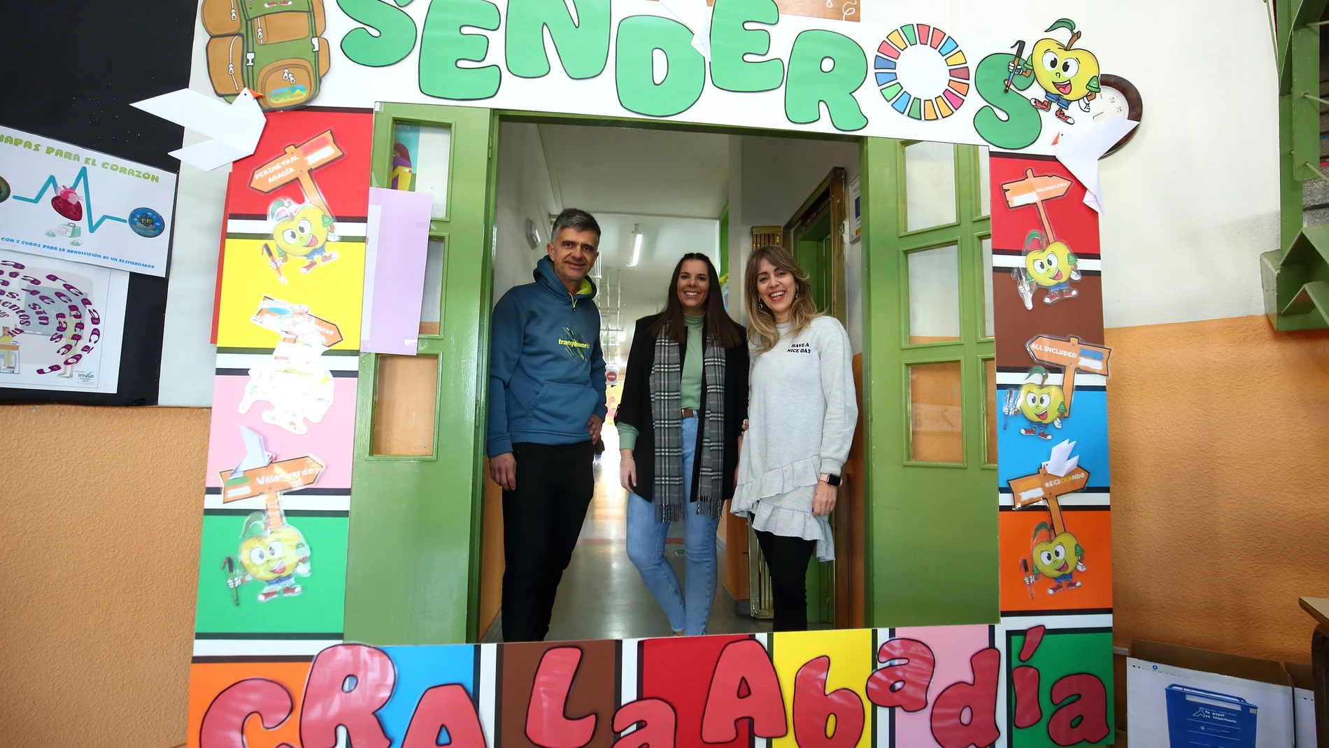 Los profesores Beatriz Carrero (I), Paco López, e Isabel Nuñez (D), responsables del proyecto 'Senderos' del CRA La Abadía de Carracedelo