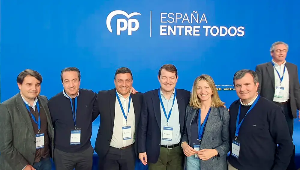 Alfonso Fernández Mañueco junto a los dirigentes del PP de Ávila