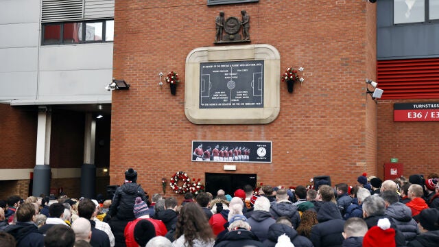 Aficionados del Manchester United, en el homenaje a las víctimas del accidente de 1958 que se vivió a las afueras de Old Trafford antes del partido ante el Crystal Palace