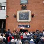 Aficionados del Manchester United, en el homenaje a las víctimas del accidente de 1958 que se vivió a las afueras de Old Trafford antes del partido ante el Crystal Palace