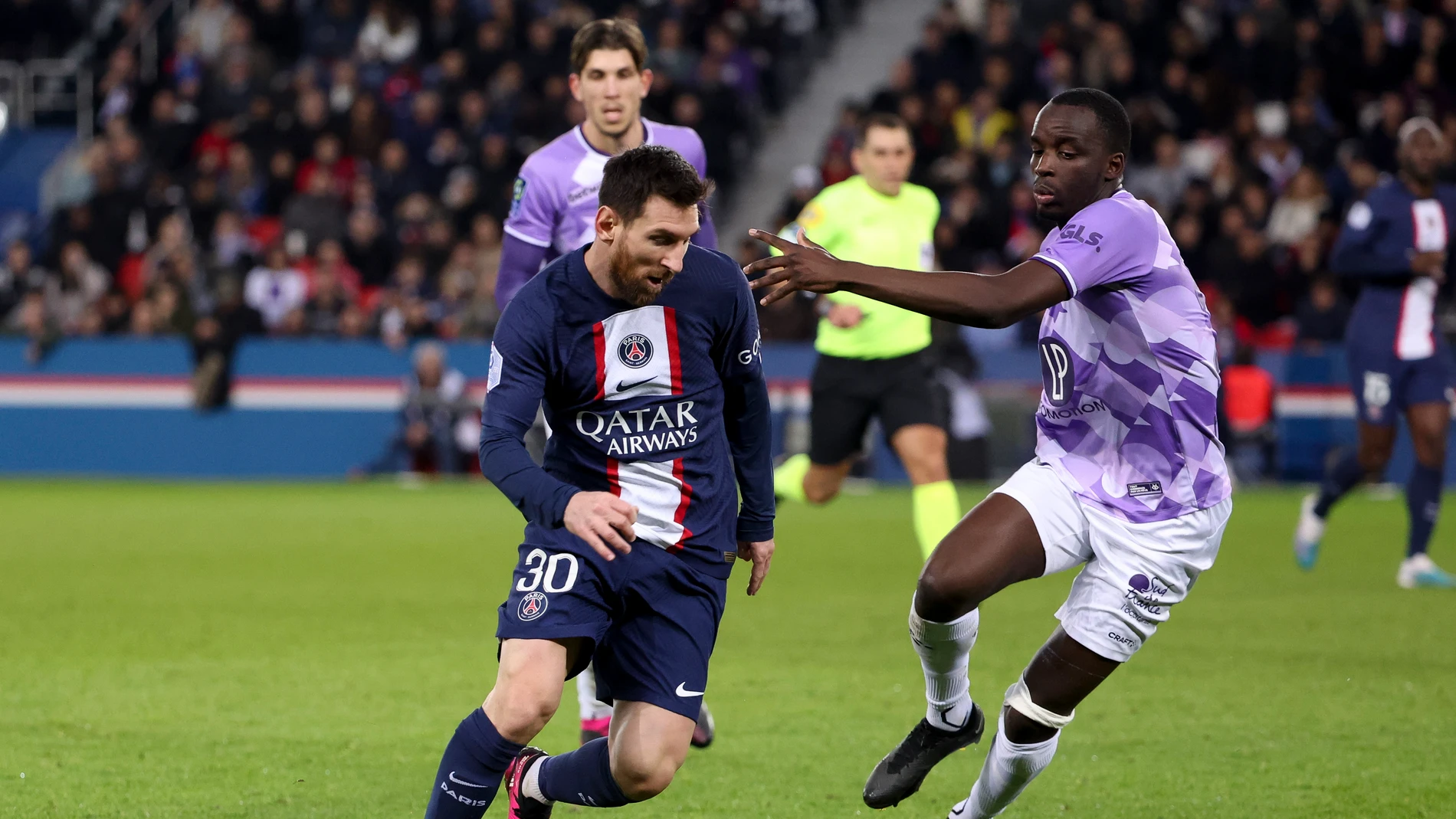 Messi elude la defensa de Moussa Diarra