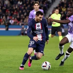 Messi elude la defensa de Moussa Diarra