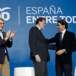 El líder del PP, Alberto Núñez Feijóo (i), oficia este fin de semana en Valencia un nuevo acto de precampaña electora con José María Aznar (d) y Mariano Rajoy (c).