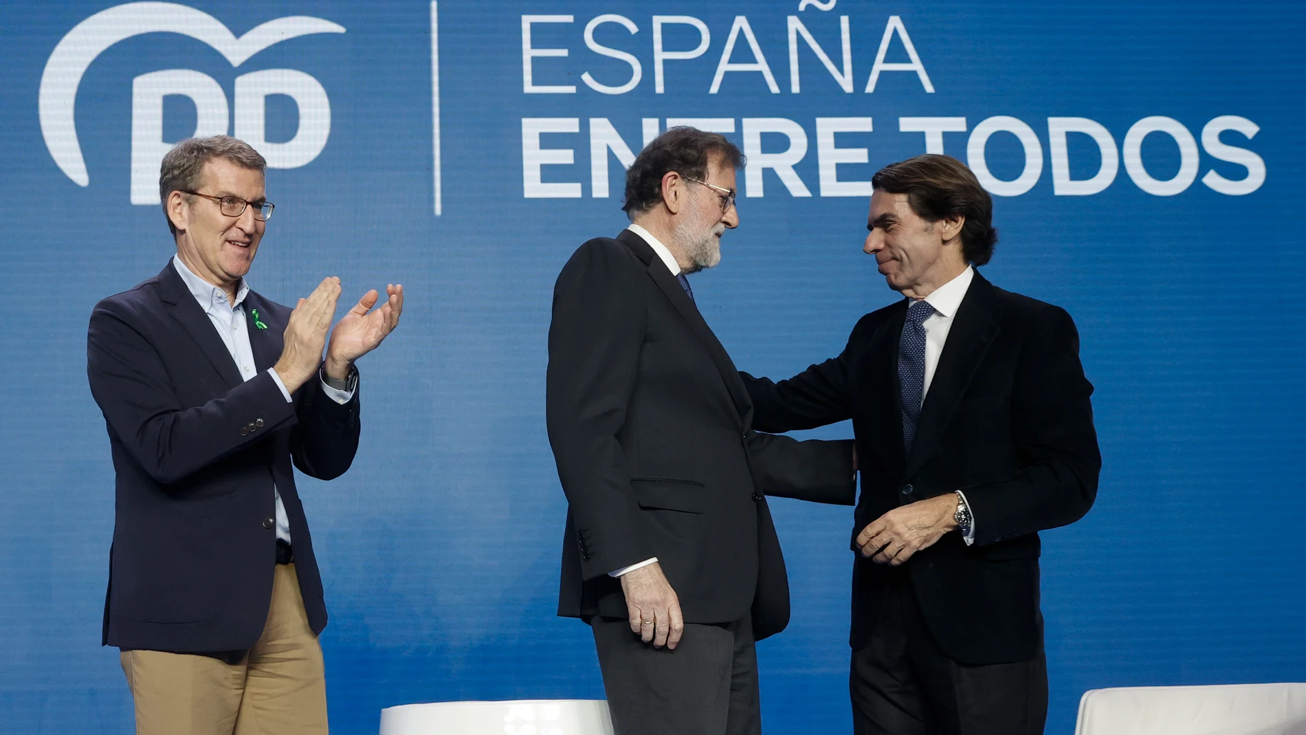 El líder del PP, Alberto Núñez Feijóo (i), oficia este fin de semana en Valencia un nuevo acto de precampaña electora con José María Aznar (d) y Mariano Rajoy (c).