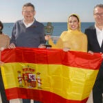 Blanca Paloma (2d) posa junto al alcalde de Benidorm, Toni Pérez (d); la consejera de TVE, Concepción Cascajosa (i); y el presidente de la Generalitat Valenciana, Ximo Puig (2i), en Benidorm este domingo