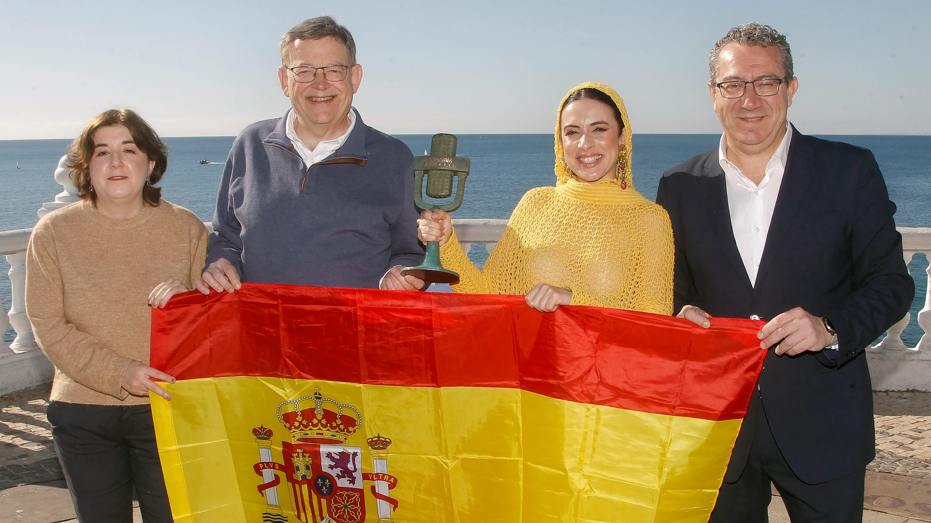 Blanca Paloma (2d) posa junto al alcalde de Benidorm, Toni Pérez (d); la consejera de TVE, Concepción Cascajosa (i); y el presidente de la Generalitat Valenciana, Ximo Puig (2i), en Benidorm este domingo