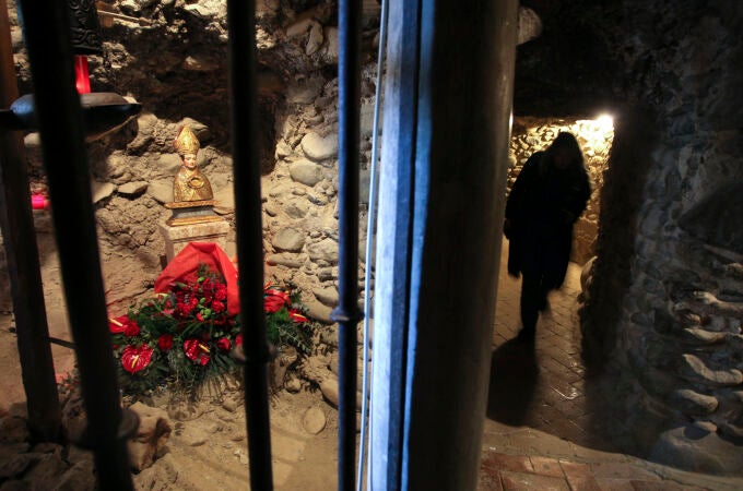 Una mujer visita las catacumbas de la Abadía del Sacromonte durante la romería de San Cecilio. EFE/Pepe Torres