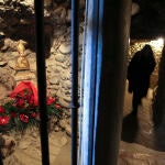 Una mujer visita las catacumbas de la Abadía del Sacromonte durante la romería de San Cecilio. EFE/Pepe Torres