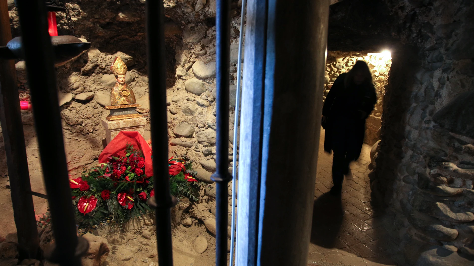 Una mujer visita las catacumbas de la Abadía del Sacromonte durante la romería de San Cecilio. EFE/Pepe Torres