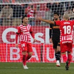 El jugador del Girona FC Borja García (i) celebra el gol conseguido ante el Valencia