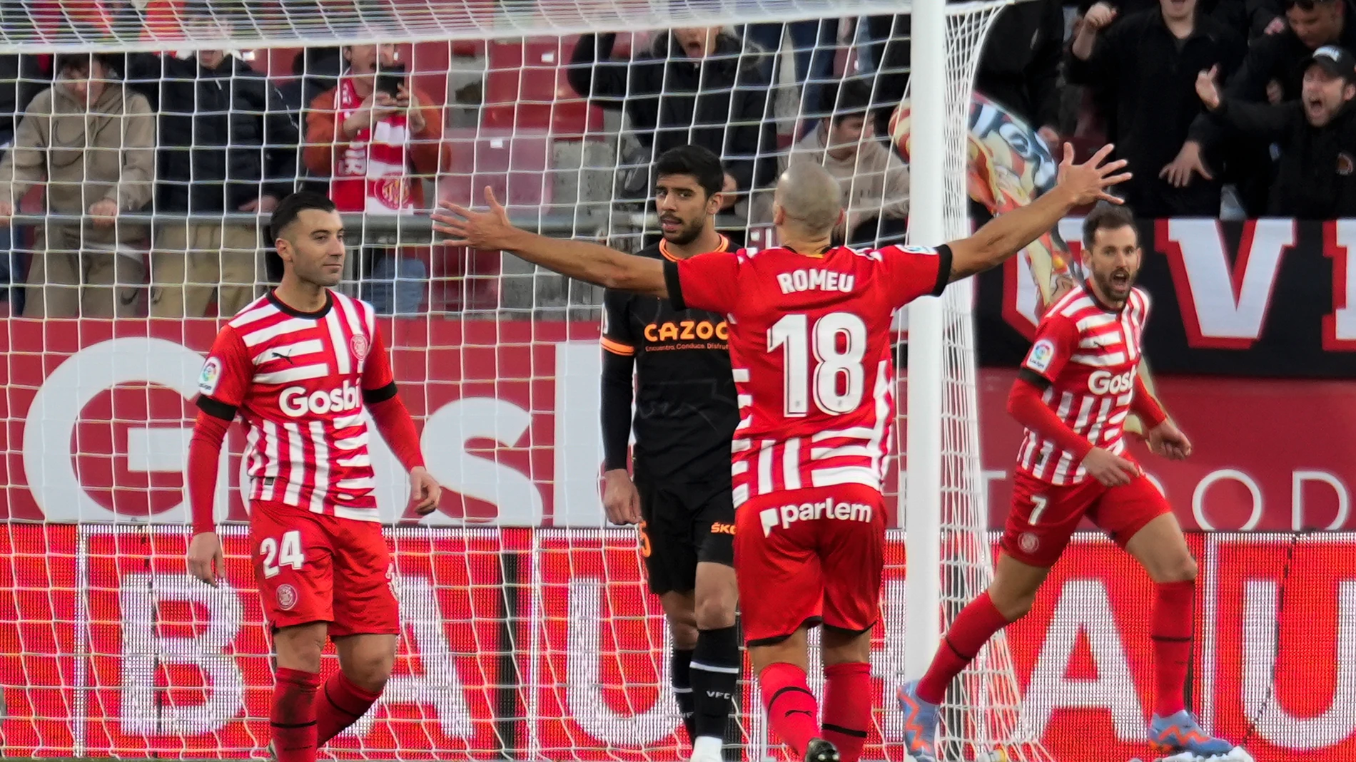 El jugador del Girona FC Borja García (i) celebra el gol conseguido ante el Valencia