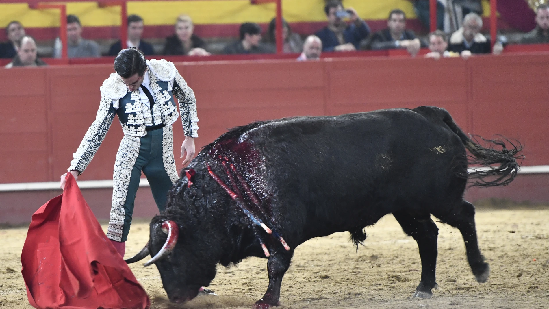 El diestro Juan Ortega durante la corrida de toros que se celebra este domingo en la plaza de toros de Valdemorillo.