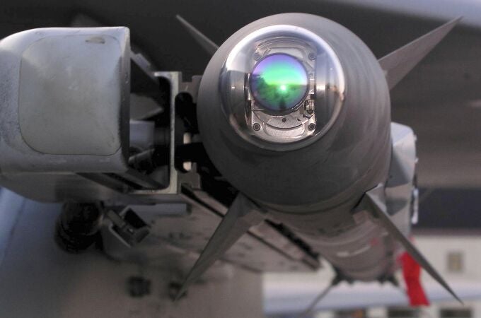 Un misil aire-aire guiado por infrarrojos AIM-9X Sidewinder fabricado por Raytheon