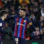 Jordi Alba celebra con Gavi el gol que marcó al Sevilla