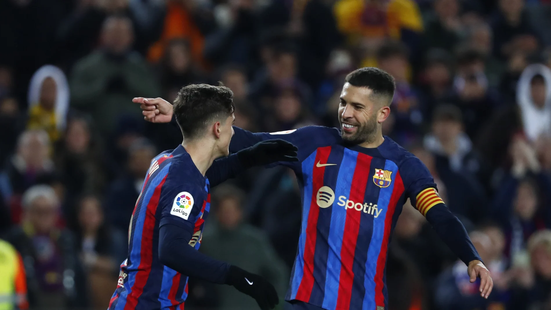 Jordi Alba celebra con Gavi el gol que marcó al Sevilla