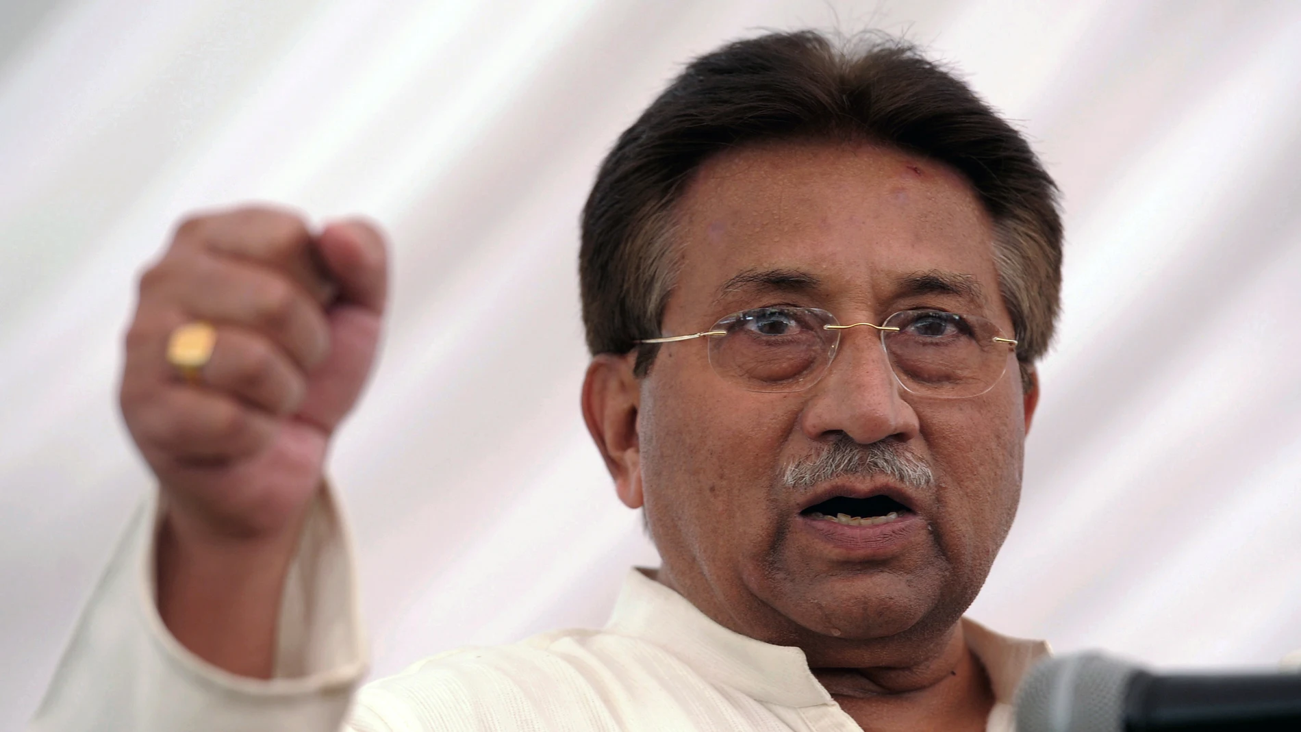 Pervez Musharraf, expresidente paquistaní y jefe del partido político Liga Musulmana de Todo Pakistán, anuncia el manifiesto de su partido para las elecciones generales, en una foto de archivo